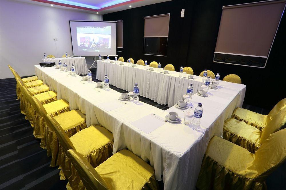 Miyanna Hotel Medan Esterno foto